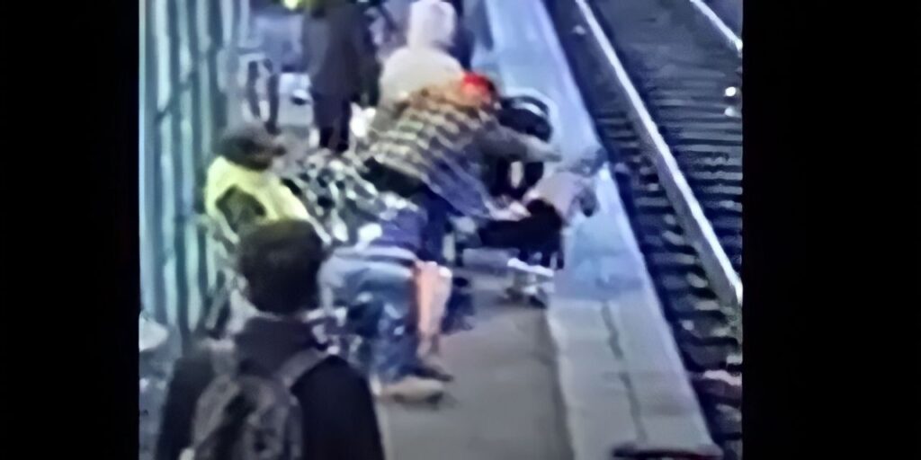 USA: donna spinge una bimba di 3 anni sui binari del treno (video) .