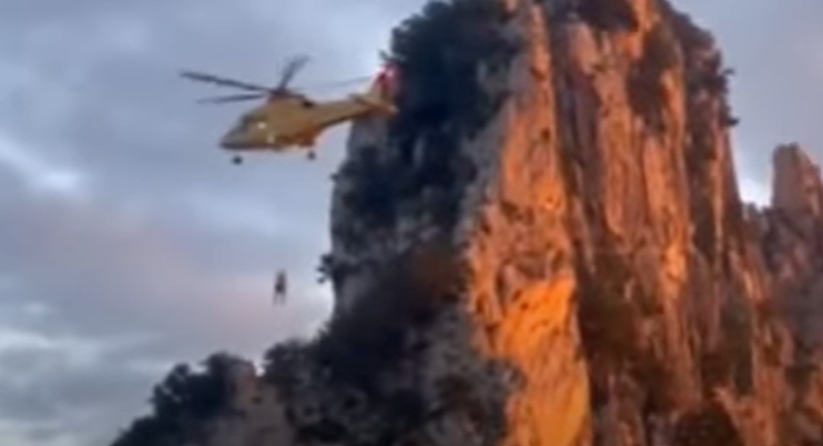 Capri: salvataggio con elicottero sul faraglione (video) . Spettacolare intervento del Soccorso Alpino e Speleologico a Capri, dove una coppia di scalatori è rimasta bloccata sulla cima del faraglione.