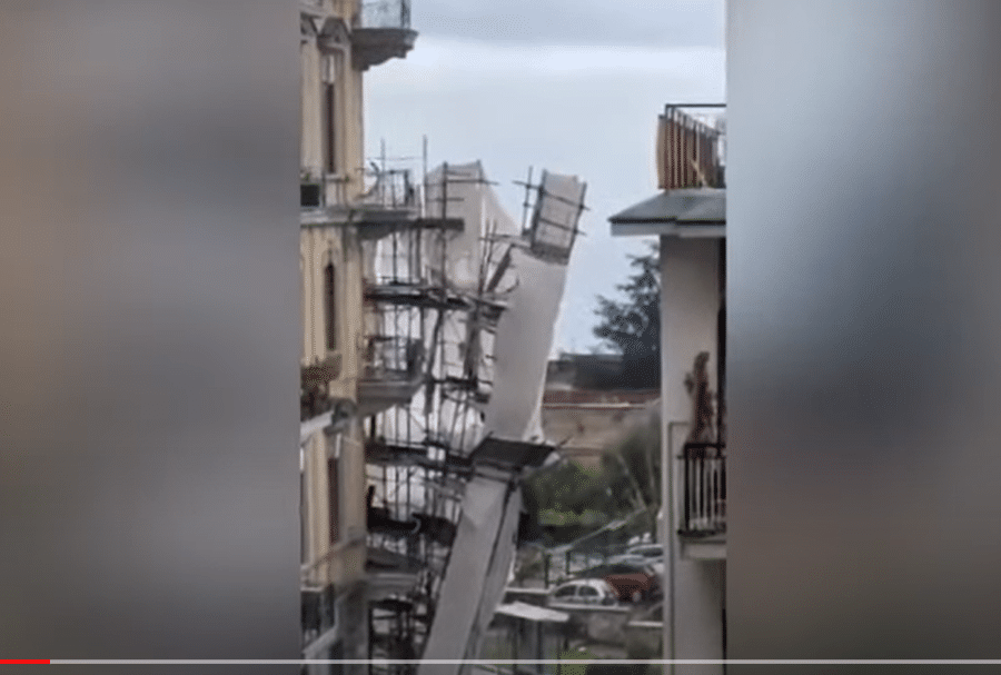 Napoli: impalcatura crolla per strada a causa del maltempo