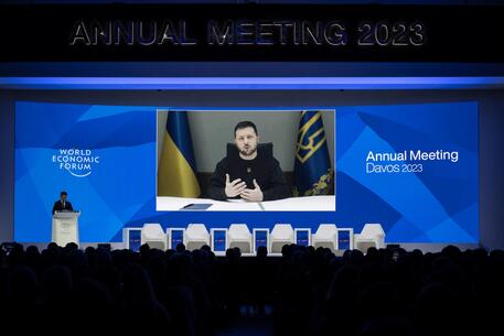Zelensky non è "del tutto sicuro" che il presidente Putin sia ancora vivo .E che sia lui a prendere le decisioni in Russia: lo ha detto il leader ucraino durante il suo intervento in videocollegamento al Forum economico di Davos. 