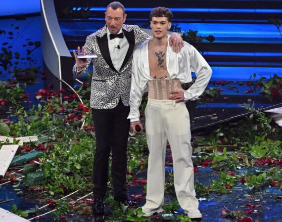 Sanremo 2023 : Blanco sbotta e calcia i fiori sul palco (video)
