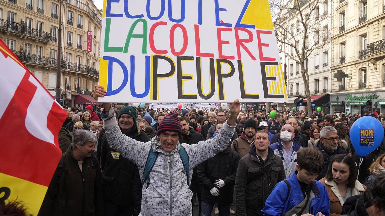 In Francia esplode la rabbia per la legge sulle pensioni