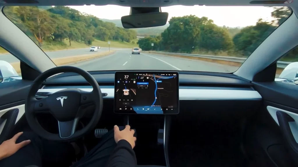 Tesla Model 3 viene mostrato utilizzando il software Autopilot Full Self Driving Beta