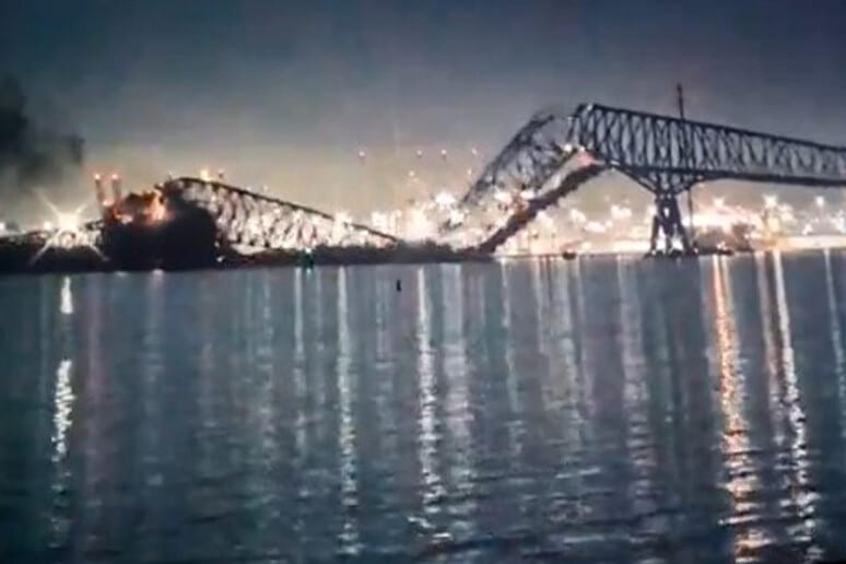 Tragedia a Baltimora: Nave Cargo Provo a il Ponte Sette Veicoli Trascinati nell'Abisso (video)